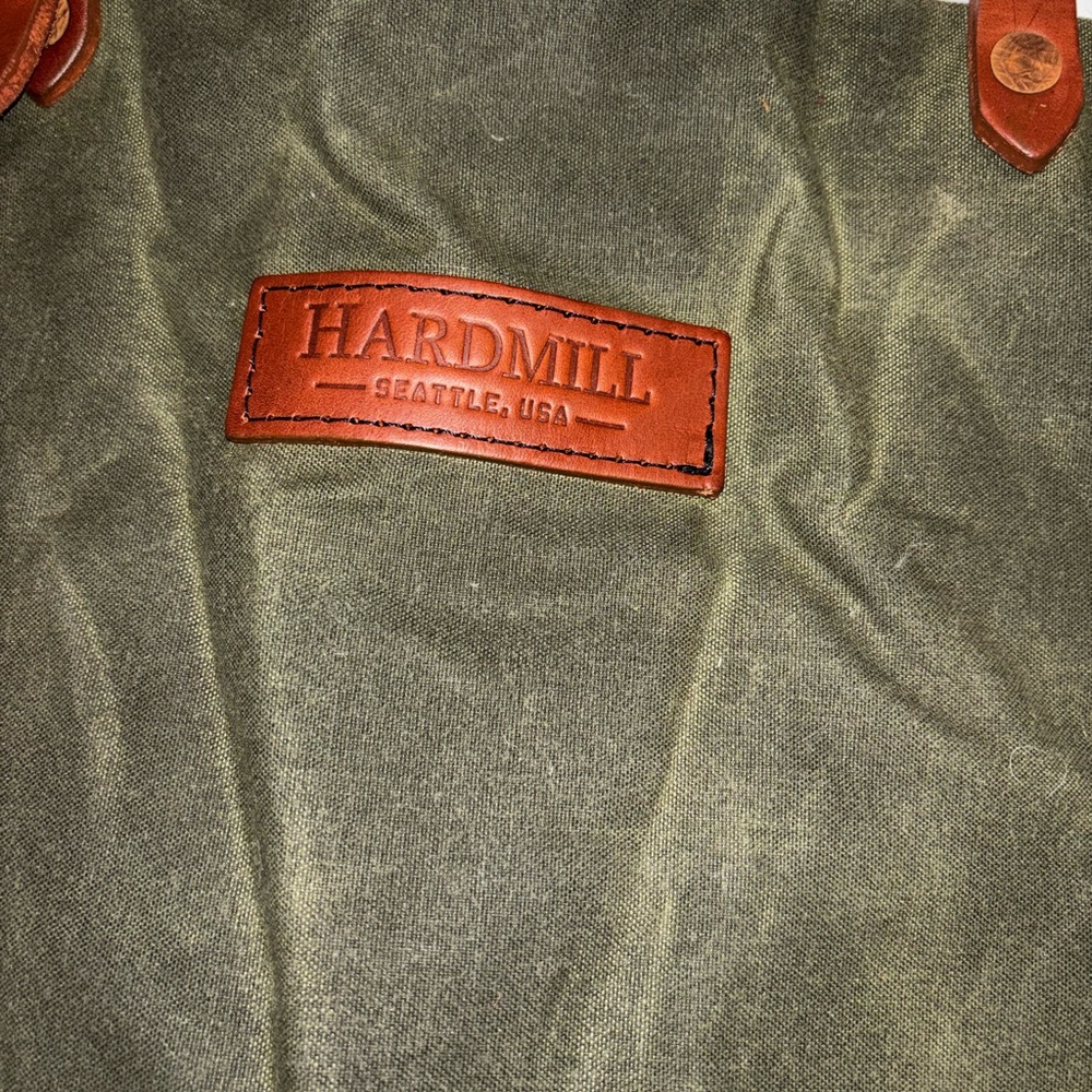 Hardmill Rugged Waxed Canvas
Apron - Olive Green Leather
Woodworking Shop Bib - Picture 2 of 7